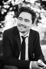 Antihelt. Thomas Rydahl har begået en unik hovedperson i familie med den elskede tv-antihelt Colombo. Og formået at give ham og hele bogens verden originalt liv.