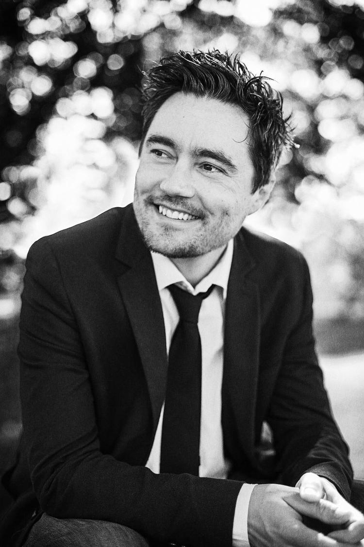 Antihelt. Thomas Rydahl har begået en unik hovedperson i familie med den elskede tv-antihelt Colombo. Og formået at give ham og hele bogens verden originalt liv.