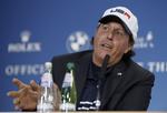 offentligt. Phil Mickelson kritiserer under et pressemøde sin landsmand og kaptajn for USA's Ryder Cup-hold, Tom Watson, der sikker få pladser fra ham. 