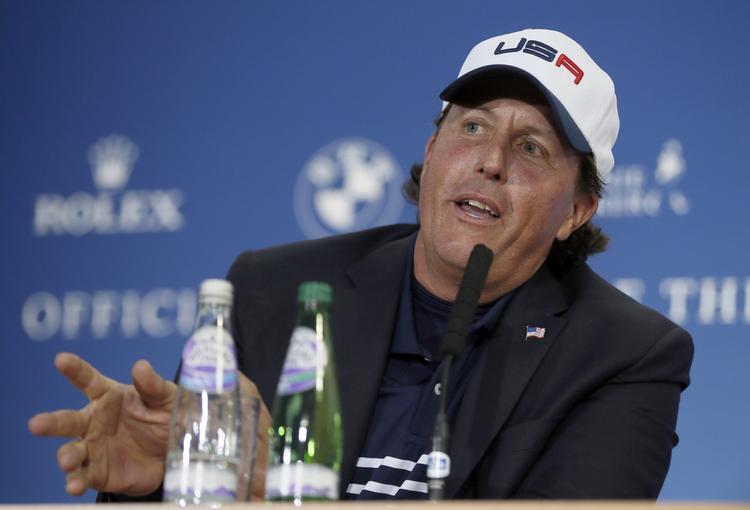 offentligt. Phil Mickelson kritiserer under et pressemøde sin landsmand og kaptajn for USA's Ryder Cup-hold, Tom Watson, der sikker få pladser fra ham. 