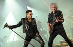 Adam Lampert og Brian May under en koncert i Los Angeles i 2014. Nu skal de spille under søndagens Oscar-show.  