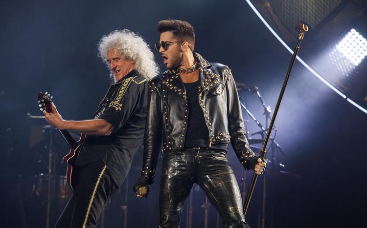 Royalt. Brian May (t.v.) og Adam Lambert fyrer den af under en koncert i Chicago i sommer. May er et af de to tilbageværende originalmedlemmer i bandet. Lambert er især kendt fra talentshowet 'American Idol', hvor han sluttede på andenpladsen i 2009-sæsonen. 