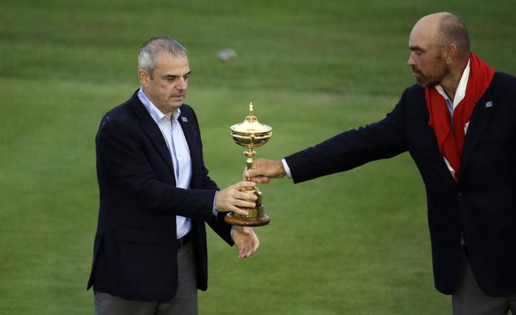 kaptajn-rolle. Thomas Bjørn (th) giver Ryder Cup-pokalen videre til den europæiske kaptajn, Paul McGinley, efter Europas sejr. 