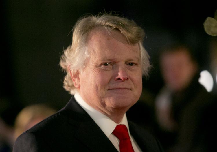 Vittig. Michael Dobbs lykkes med at servere en række rappe oneliners og vitser. Ellers er der ikke meget godt at fremhæve i hans andet bind af 'House of Cards'. 