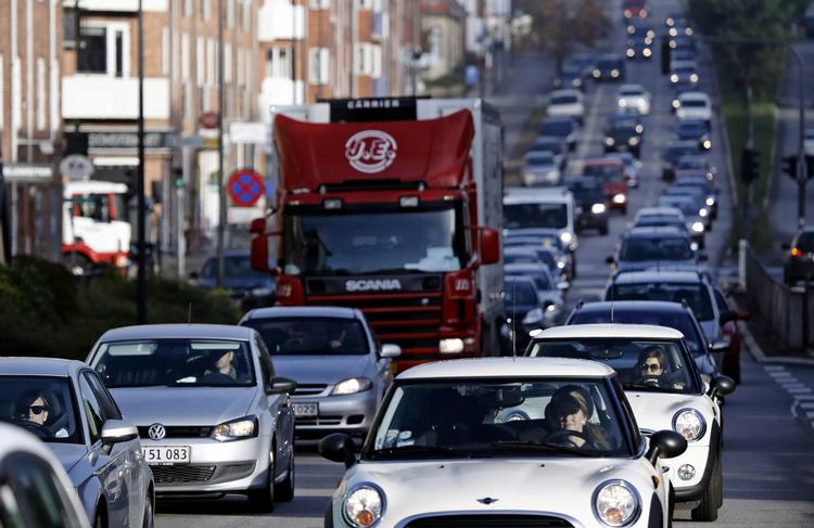 Myldretid. Sammenstyrtet motorvejsbro på Helsingør Motorvej gav store problemer for pendlertrafikken i morges. Her kan man se den tætte trafik ved Holte. 