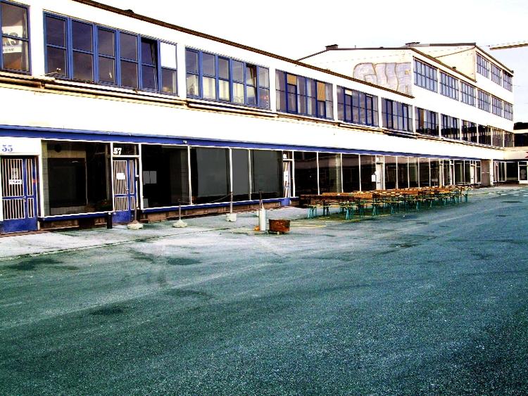 Skiftedag. En æra er forbi. Karriere, der satte gang i Kødbyen udvikling fra lukket erhvervsområde til smart gå-i-byen zone, er lukket. Nu rykker erfarne restauratører ind i de store lokaler. 