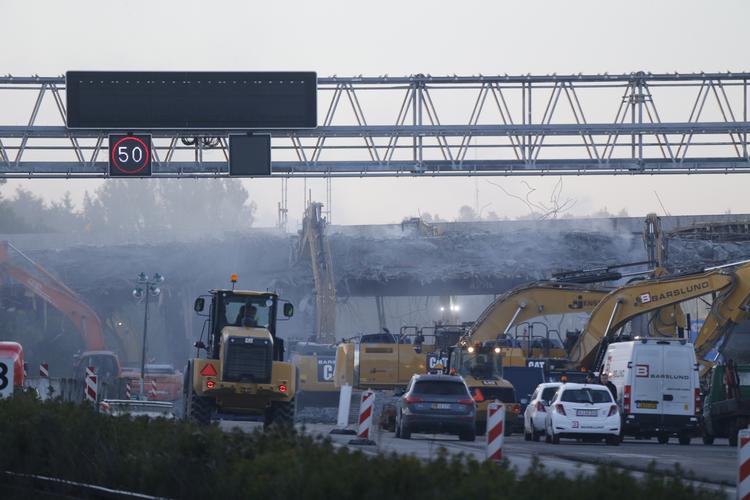 Oprydning. Den nedstyrtede bro har først skullet ryddes af vejen, før trafikken på Helsingørmotorvejen kunne forsætte. Nu kan bilister køre ad motorvejen igen. 