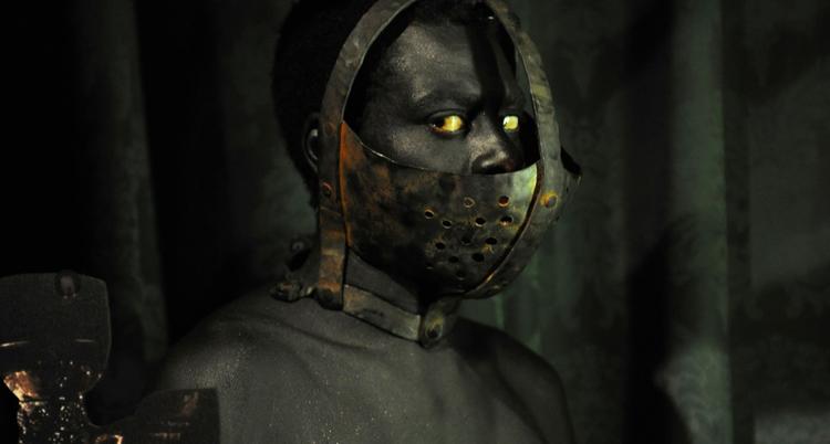 Lukket. En skuespiller i det lukkede performancekunstværk. 