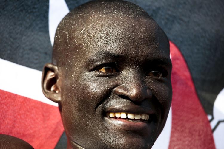 Sejr. 30-årige Dennis Kimetto vandt i går Berlin Maraton og satte ny verdensrekord med tiden 2:02:57. 