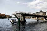 FORSINKET. Egentlig skulle cykler og gående kunne krydse havnen nu. Men Inderhavnsbroen har mødt nye problemer. 