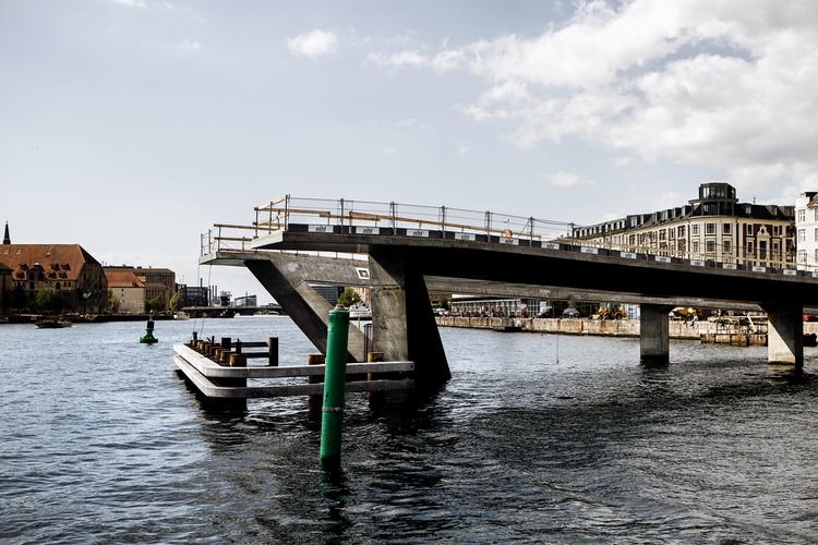 FORSINKET. Egentlig skulle cykler og gående kunne krydse havnen nu. Men Inderhavnsbroen har mødt nye problemer. 