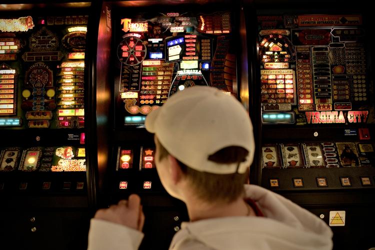 bedrageri. Regeringen vil lukke spillehallerne om natten for at forhindre sort arbejde. 