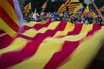 LØSRIVELSESBEVÆGELSE. Catalanere aktionerer for selvstændighed under en demonstration i Barcelona i juni. 