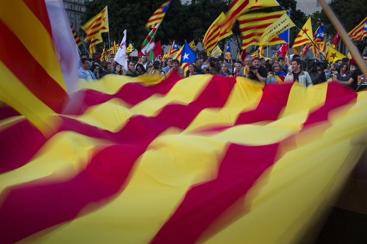 LØSRIVELSESBEVÆGELSE. Catalanere aktionerer for selvstændighed under en demonstration i Barcelona i juni. 
