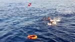 FORLIS. Italiensk redningsmandskab forsøger at undsætte overlevende efter et migrantskibs forlis ud for øen Lampedusa i 2013. Middelhavet er ifølge IOM en af de indvandrerruter, der har kostet flest menneskeliv. 