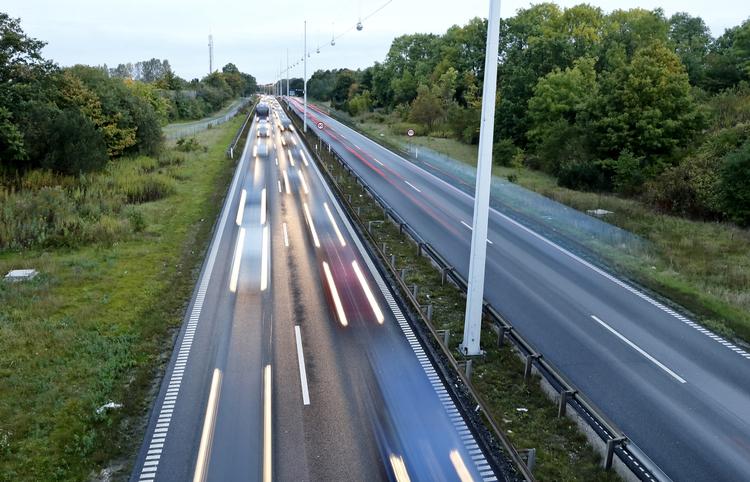 Hurtigt hjem fra arbejde. Vejdirektoratet vurderer, at oprydningen efter en bro kollapsede over Helsingørmotorvejen snart er så langt, at bilerne kan få lov at køre. 