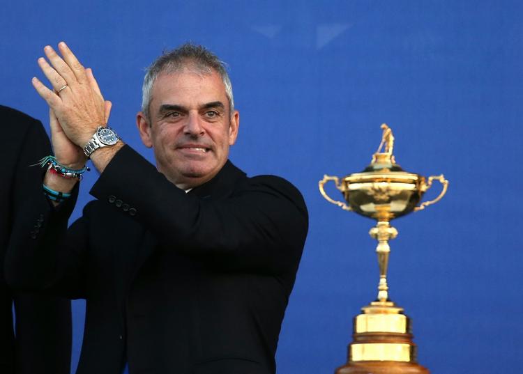 kaptajn. En stolt Paul McGinley modtager Ryder Cup-trofæet efter årets sejr. 