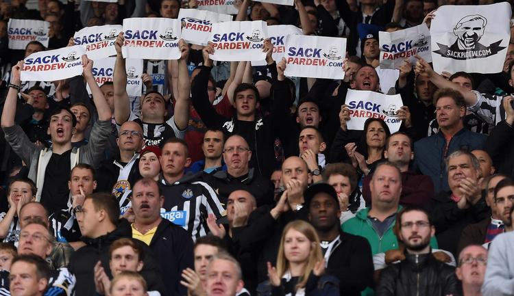klub-strid. Newcastle-fans samlet i 'SackPardew.com' har længe ønsket trænerens afgang. Og antallet af Alan Pardew-modstandere på lægterne er voksende. 