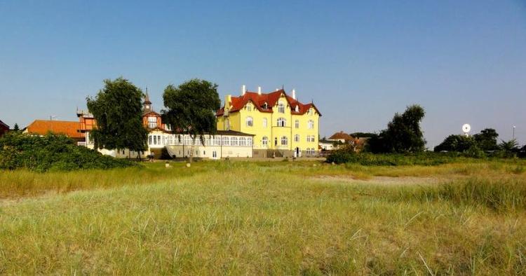 Restaureret. Aarøsund Bade- hotel giver en stemning af Karen Blixen og H.C. Andersen. 