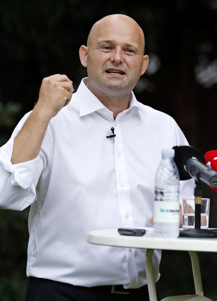 KAMPKLAR. Søren Pape Poulsen har brug for at lægge afstand til Venstre for at skabe fremgang for de konservative, lyder analysen for politiske kommentatorer. 