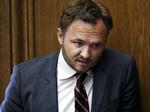 praksis. Hensynet til virksomhedernes eventuelle tab ved en tilbagetrækning af fødevarer skal komme i anden række. Forbrugersikkerheden i første, siger fødevareminister Dan Jørgensen (S), der nu forlanger ny praksis i Fødevarestyrelsen. 
