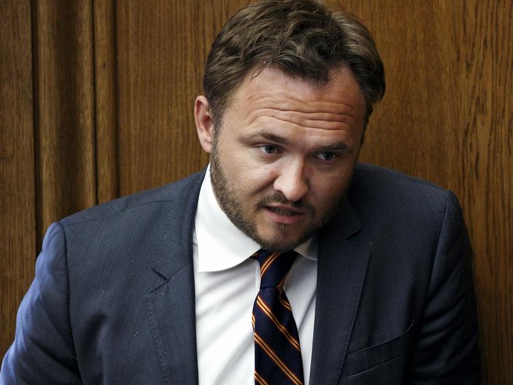 praksis. Hensynet til virksomhedernes eventuelle tab ved en tilbagetrækning af fødevarer skal komme i anden række. Forbrugersikkerheden i første, siger fødevareminister Dan Jørgensen (S), der nu forlanger ny praksis i Fødevarestyrelsen. 