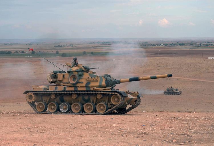 Optrapning. Ved byen Kobane tæt på grænsen til Tyrkiet er det ikke lykkedes at bremse IS. Det har fået den tyrkiske regering til at indsætte kampvogne i området for at beskytte tyrkisk territorium. 