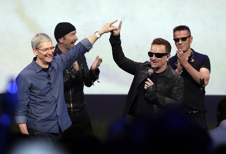 irsk. Apple har et godt forhold til Irland. Ikke alene har virksomheden indgået skatteaftaler med landet. Apple havde også inviteret det irske rockband U2 til den store præsentation af blandt andet iPhone 6 for et par uger siden. 