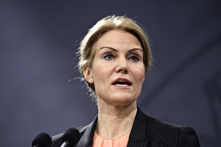 plusvækst. Danmarks Statistik har i dag opjusteret væksten i dansk økonomi i andet kvartal fra minus 0,3 til plus 0,2. En udvikling hun forholder sig til ved ankomsten til DI's topmøde. 