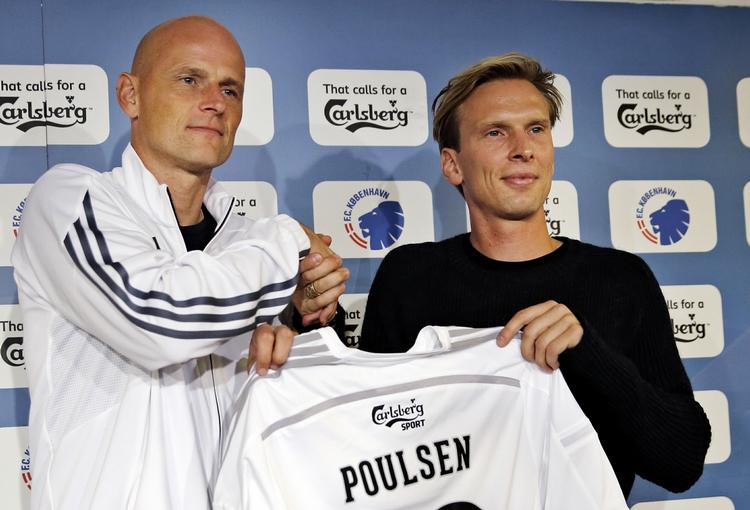 skifte. Cheftræner i FC København, Ståle Solbakken (tv), præsenterer klubbens nye nummer 29, Christian Poulsen. 