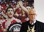 UDTAGELSE. Tre uger er der gået, siden Morten Olsen senest havde landsholdet i kamp, og det er lang siden for en rødglødende fodboldentusiast. 