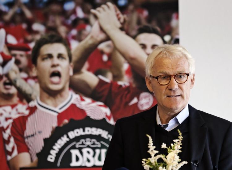 UDTAGELSE. Tre uger er der gået, siden Morten Olsen senest havde landsholdet i kamp, og det er lang siden for en rødglødende fodboldentusiast. 