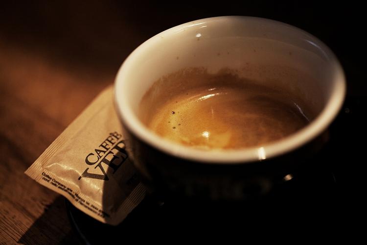 Læks. Kaffe er dejligt, det samme er søvn. Det er så heldigt, at kaffe og siden en hurtig lur kan gøre dig frisk. 