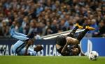 Ups. Manchester City's Fernandinho (tv.) og Roma's Radja Nainggolan falder. 