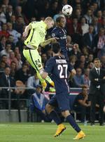forsvarsproblemer. Barcelonas nye midterforsvarer Jeremy Mathieu (tv) virkede usikker og lavede flere fejl under kampen mod Paris Saint-Germain. 