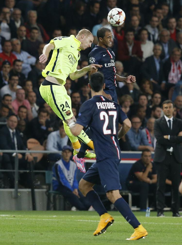forsvarsproblemer. Barcelonas nye midterforsvarer Jeremy Mathieu (tv) virkede usikker og lavede flere fejl under kampen mod Paris Saint-Germain. 