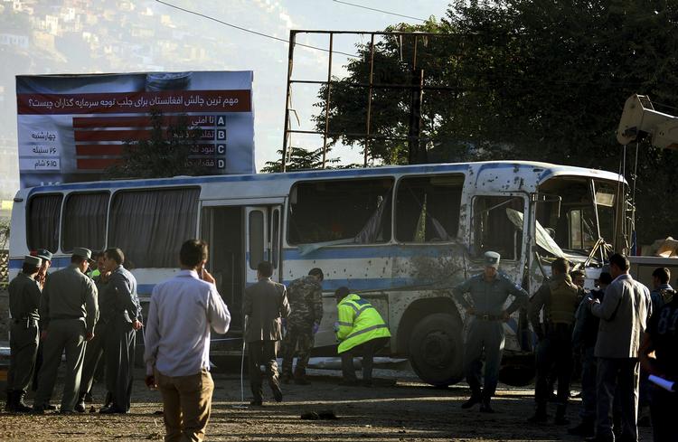 Angreb. Blandt andet en militærbus var målet for bomberne i kabul. 