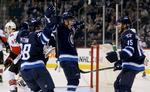 forløsning. Nikolaj Ehlers (midt) jubler efter at have scoret for Winnipeg Jets mod Ottawa Senators. 