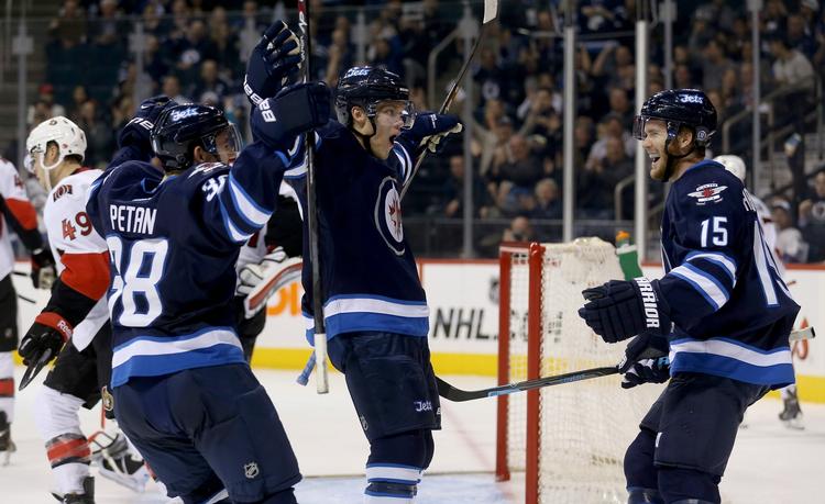 forløsning. Nikolaj Ehlers (midt) jubler efter at have scoret for Winnipeg Jets mod Ottawa Senators. 