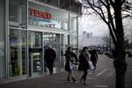 av! Detailhandelskæden Tesco er blevet ramt på renomeet og kreditværdigheden, og selskabets aktier sætter britisk rekord i kursdyk. 