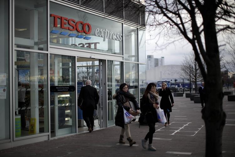 av! Detailhandelskæden Tesco er blevet ramt på renomeet og kreditværdigheden, og selskabets aktier sætter britisk rekord i kursdyk. 