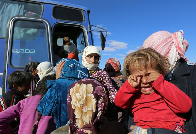 Flugt. Til trods for at amerikansk ledede koalitioner bekæmper Islamisk Stat i henholdsvis Syrien og Irak, står terrorgruppen stadig stærkt. Tusindvis af kurdere flygter i disse dage fra det nordlige Syrien over grænsen til Tyrkiet for at slippe væk fra IS. 