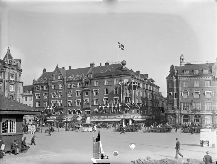 TILLYKKE. Politikens Hus på Rådhuspladsen er her fotograferet 1. oktober 1934, da avisen kunne fejre 50-års fødselsdag. 