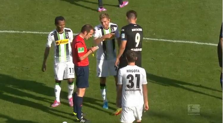 ærlighed. Paderborn-angriber Stefan Kutschke (th) informerer dommeren om, at det gule kort til Mönchengladbachs Christoph Kramer (midt) ikke var i orden. 