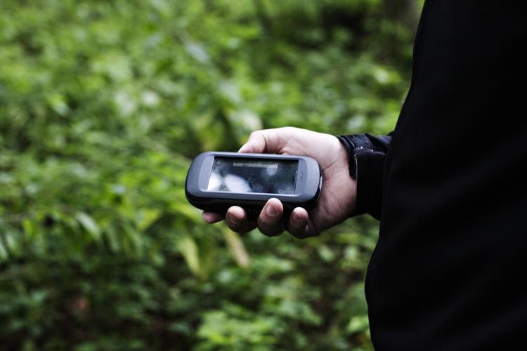 SKATTELEG. Geocaching er en slags udendørs skattejagt, hvor man finder posterne ved hjælp af en smartphone eller en håndholdt GPS. I dag fik legen politiet til at komme med en bombealarm. 