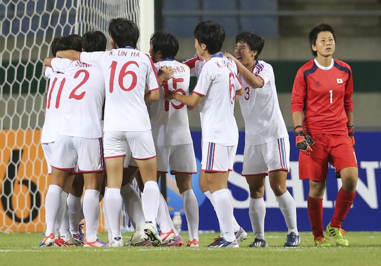 Sejr. Nordkoreas U23-kvinder jubler over deres anden scoring mod Japan. 