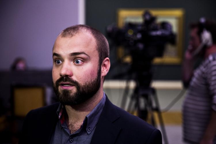 Forslag. Enhedslistens forsvarsordfører Nikolaj Villumsen mener, at Danmark i stedet for at bombe skal sende våben til de kurdiske soldater i det nordlige Irak. (arkivfoto) 