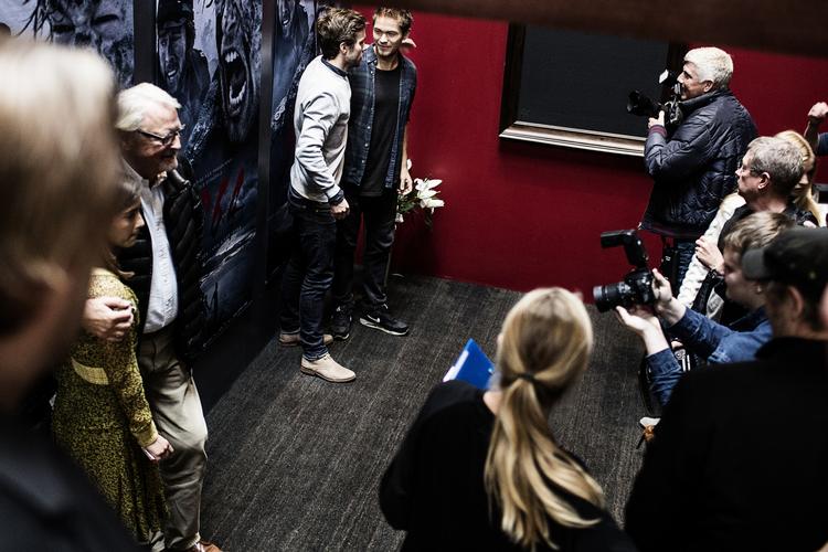 Hektisk. Sort skærm og et hektisk rend af travle journalister og skuespillere prægede den første visning af to afsnit af DR's store dramaserie '1864'. Her ses seriens hovedpersoner, brødrene Laust og Peter, der spilles af Jakob Oftebro og Jens Sætter-Lassen. 