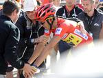 afbud. Alberto Contador har efter et styrt fået nye problemer med det knæ, der blev skadet under Tour de France. 