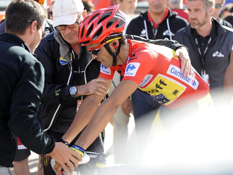afbud. Alberto Contador har efter et styrt fået nye problemer med det knæ, der blev skadet under Tour de France. 